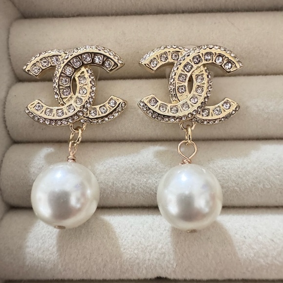 ✨ CHANEL Gold CC Logo Pearl & Crystal Statement Earrings✨ - Picture 2 of 9